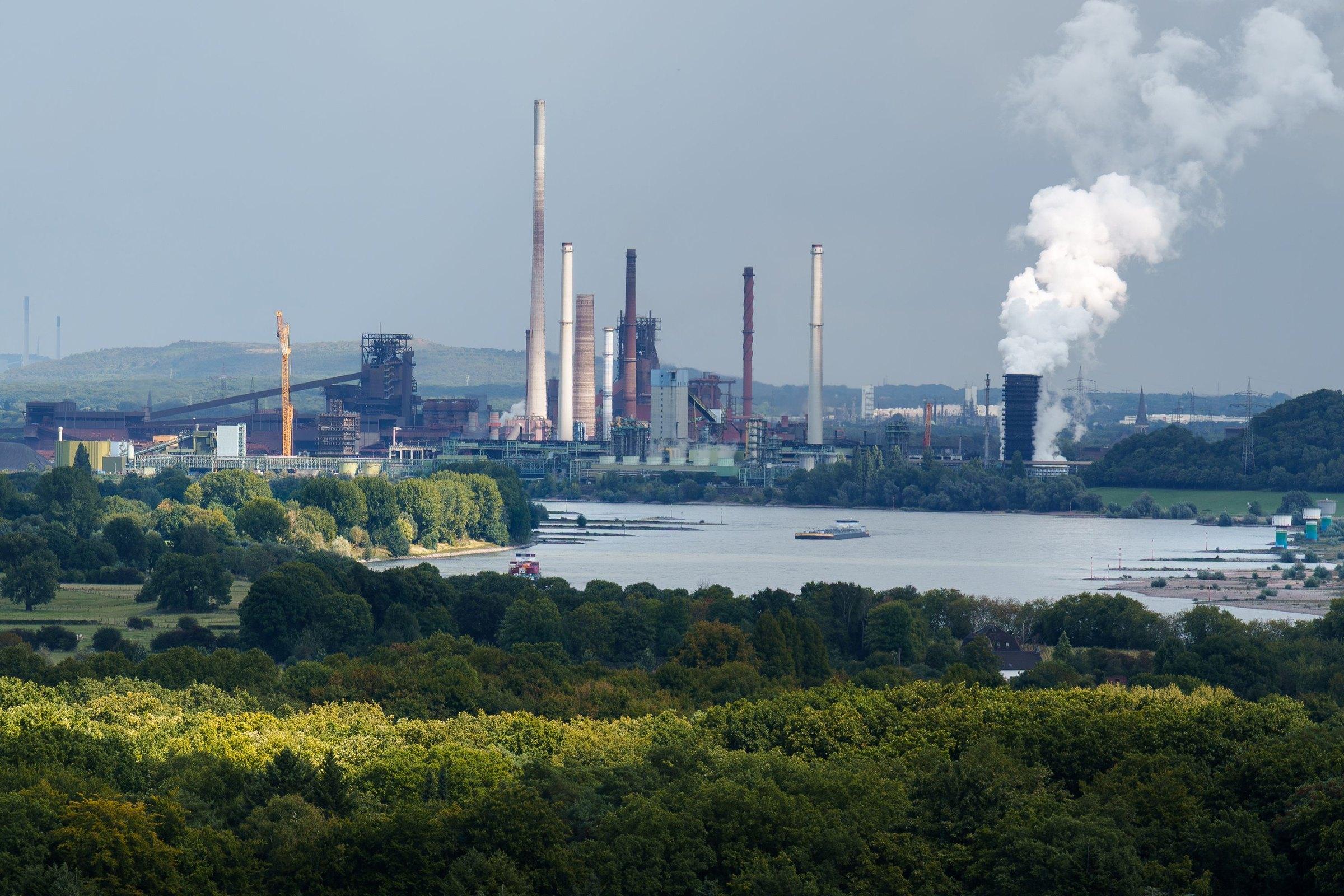 Blick über den Rhein auf Stahlwerk und Industriekulisse in Duisburg – unser Einsatzgebiet im Ruhrgebiet