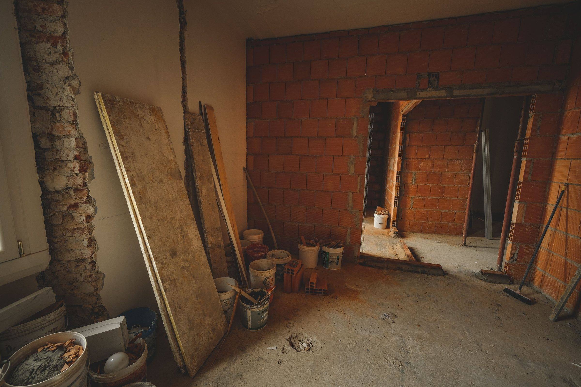 Kernsanierung in Duisburg – entkernter Altbau mit neu gemauerter Innenwand