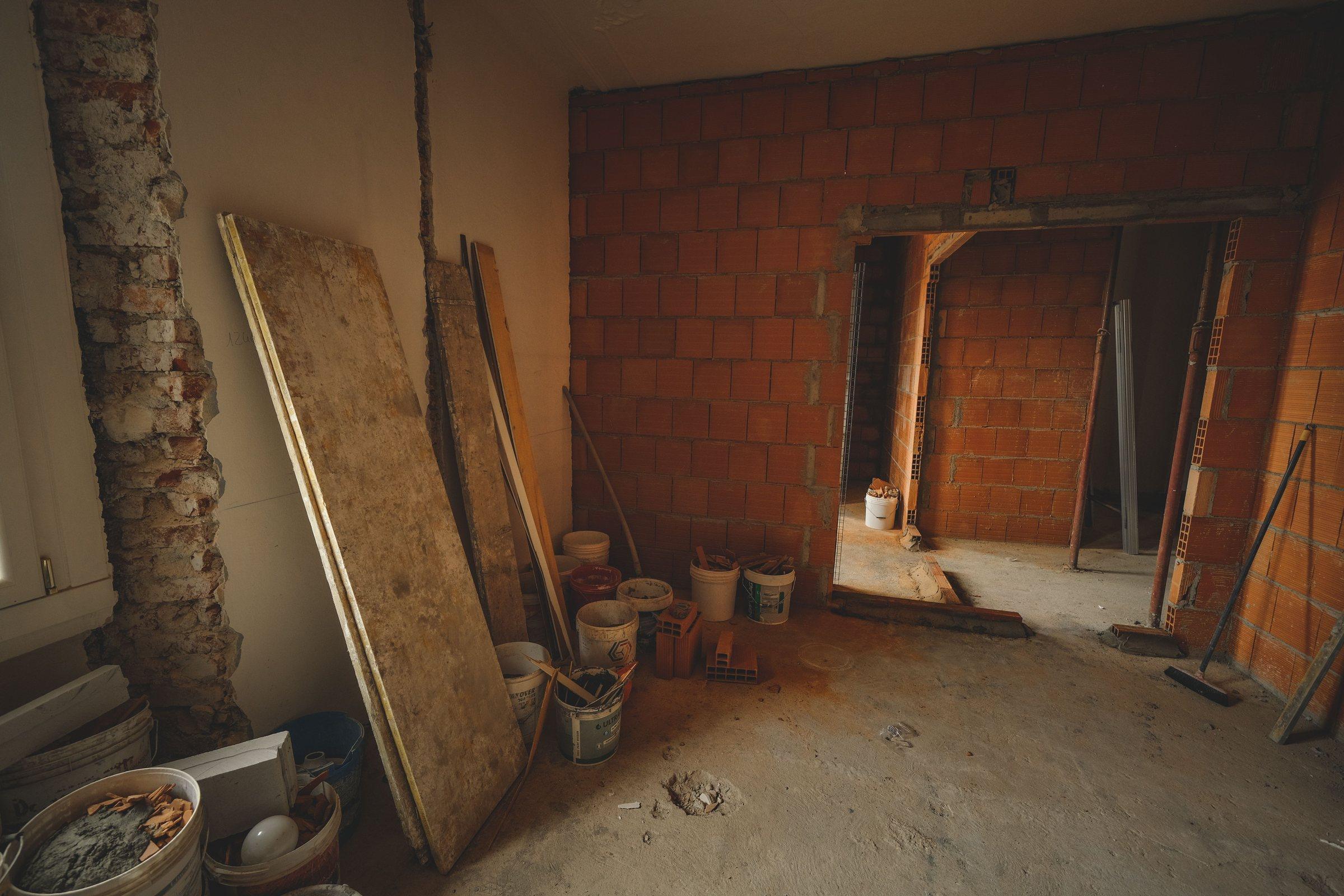 Kernsanierung in Duisburg – entkernter Altbau mit neu gemauerter Innenwand