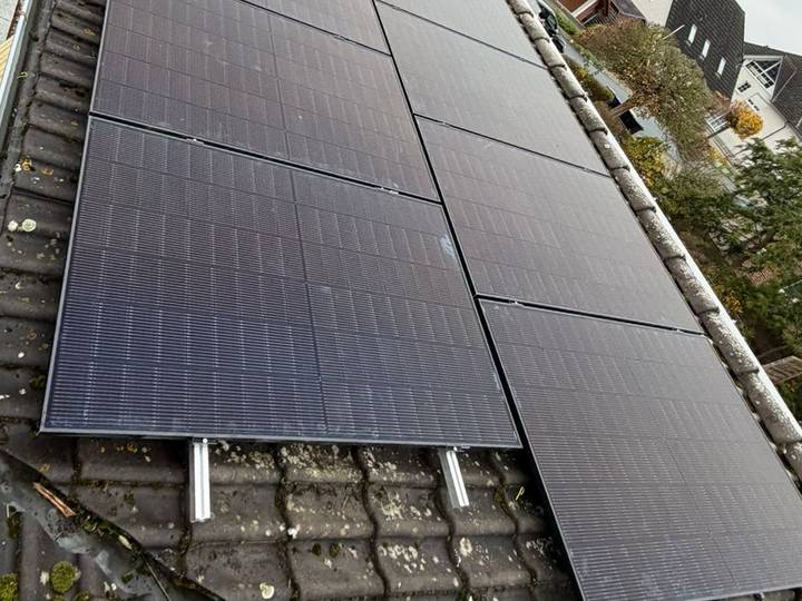 Fertig montierte Photovoltaikanlage mit zwei Modulreihen auf einem Ziegeldach