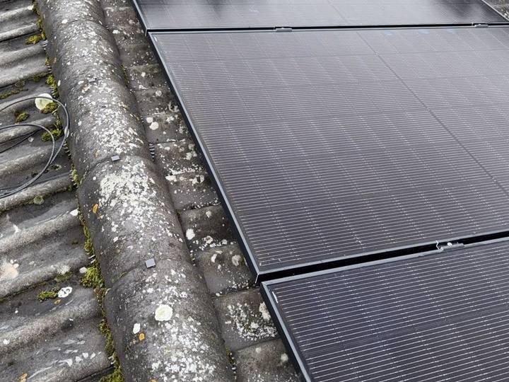 Montage der Solarmodule auf der Unterkonstruktion eines Ziegeldachs