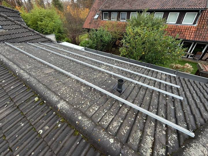 Montageschienen der Unterkonstruktion für eine Photovoltaikanlage auf einem Ziegeldach