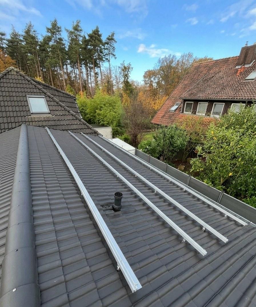 Ziegeldach mit montierten Aluminiumschienen vor der Installation der Solarmodule